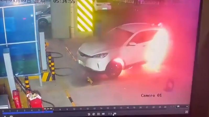 Čínský elektromobil vzplál po nabíjení, zachytila kamera